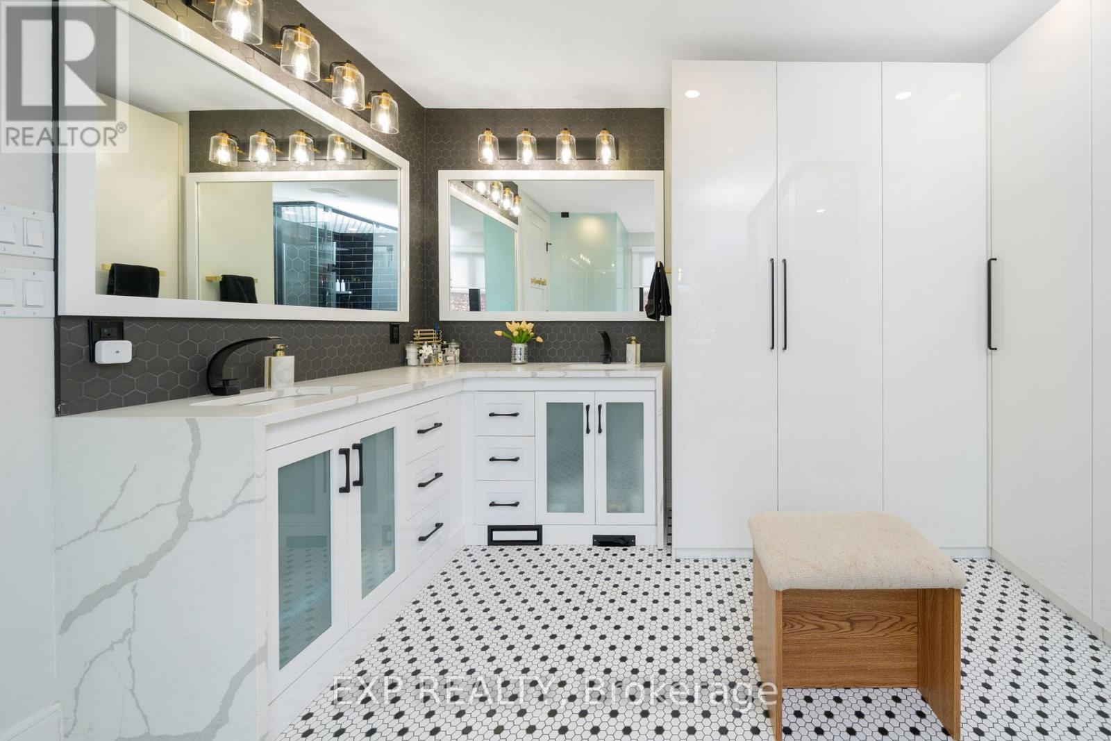 1279 Winterbourne Drive, Oakville, ON - Indoor Photo Showing Bathroom