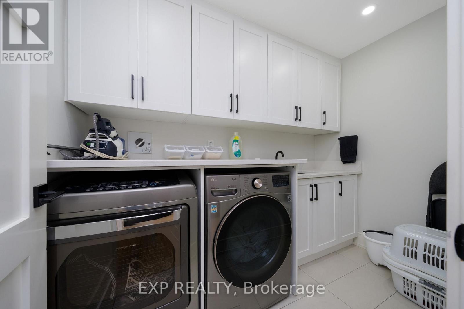 1279 Winterbourne Drive, Oakville, ON - Indoor Photo Showing Laundry Room