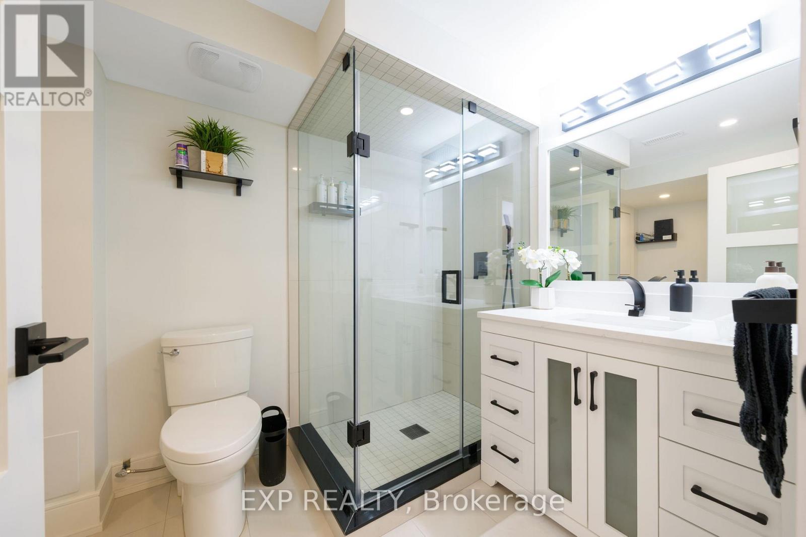 1279 Winterbourne Drive, Oakville, ON - Indoor Photo Showing Bathroom