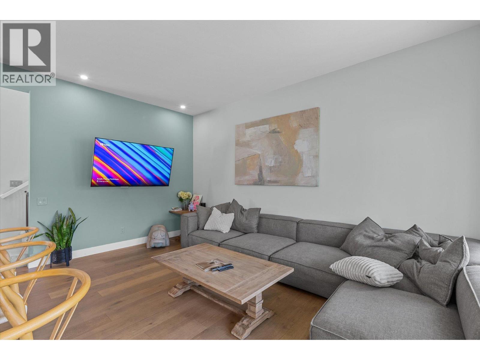 1846 Viewpoint Crescent, West Kelowna, BC - Indoor Photo Showing Living Room