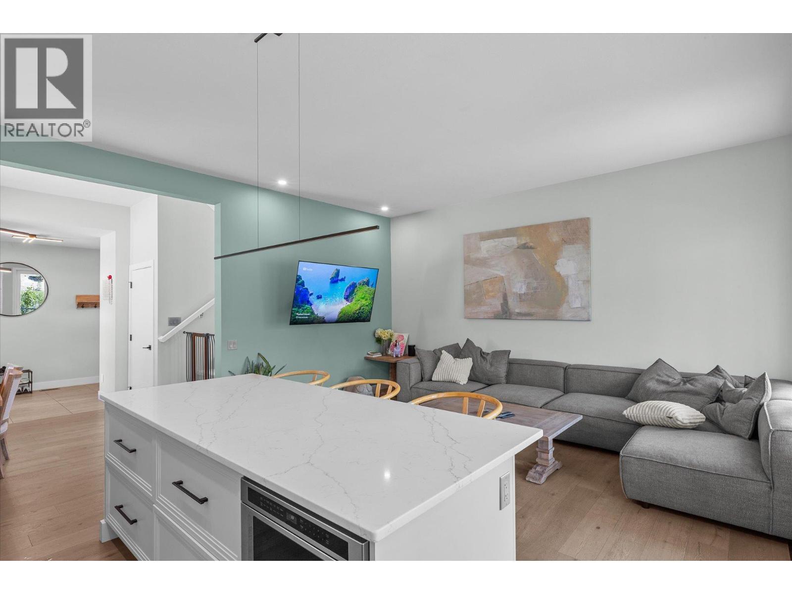 1846 Viewpoint Crescent, West Kelowna, BC - Indoor Photo Showing Living Room