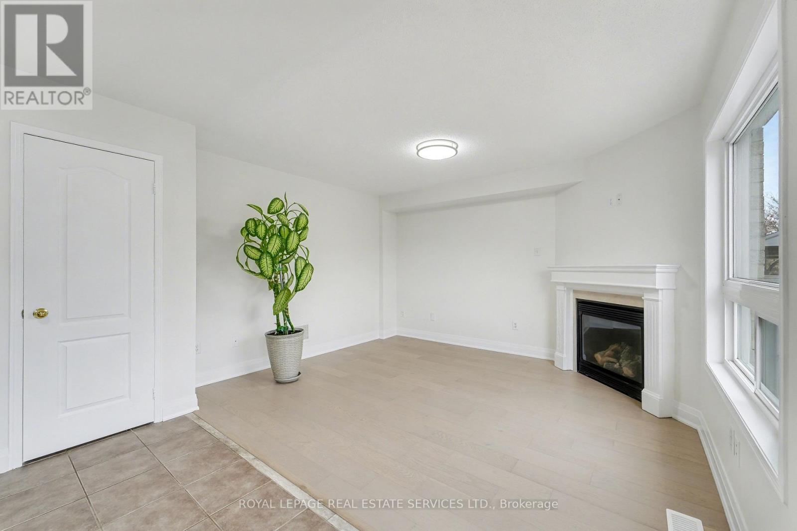 386 Reeves Way Boulevard, Whitchurch-Stouffville, ON - Indoor With Fireplace