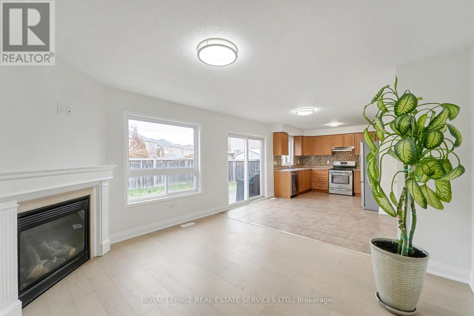 386 Reeves Way Boulevard, Whitchurch-Stouffville, ON - Indoor Photo Showing Living Room With Fireplace