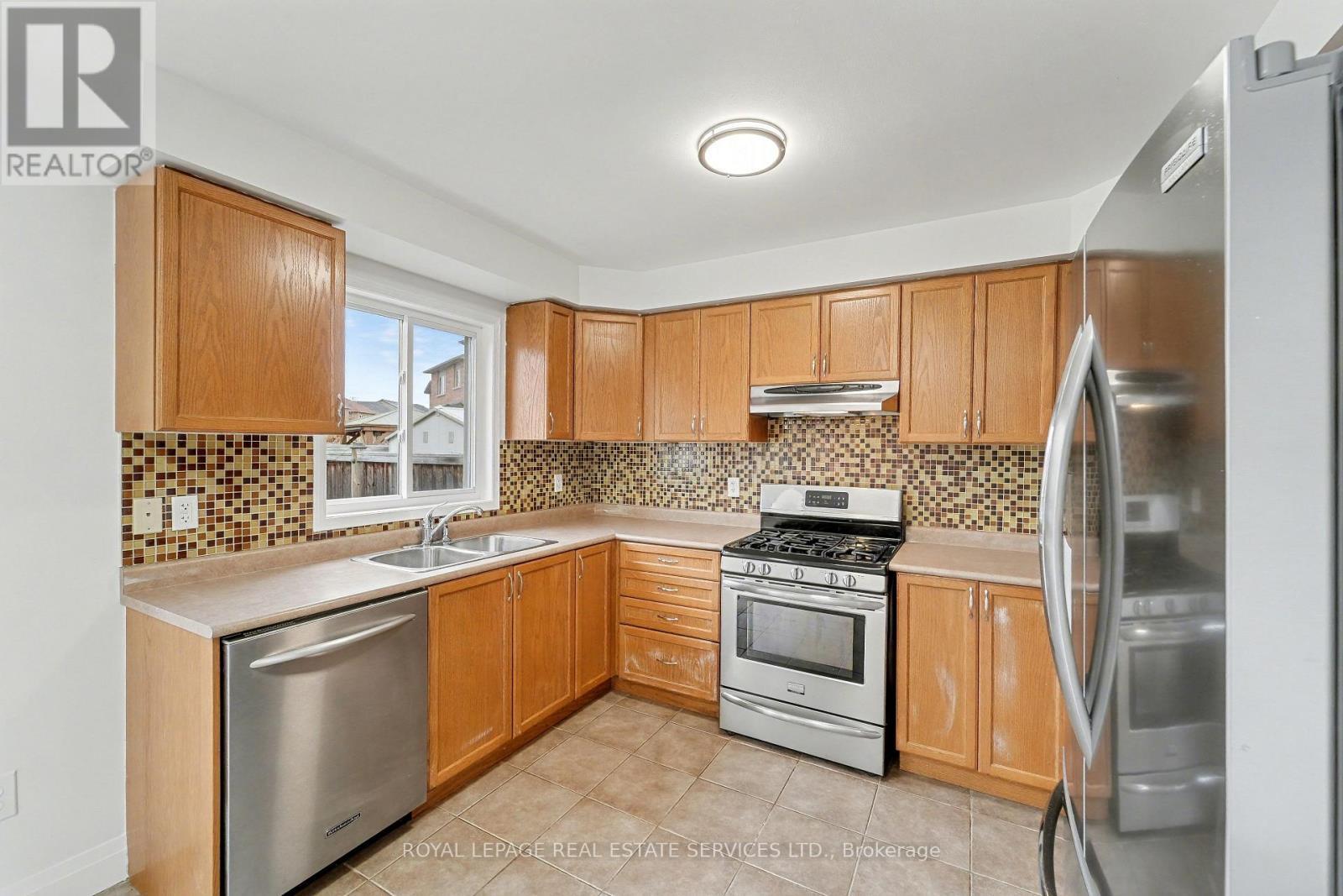 386 Reeves Way Boulevard, Whitchurch-Stouffville, ON - Indoor Photo Showing Kitchen With Double Sink