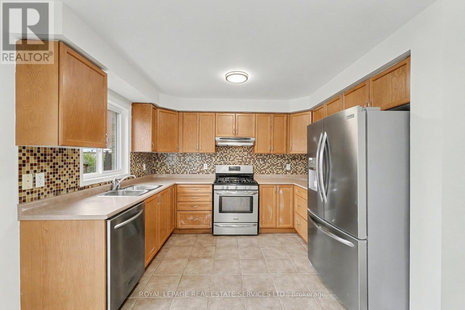 386 Reeves Way Boulevard, Whitchurch-Stouffville, ON - Indoor Photo Showing Kitchen With Double Sink