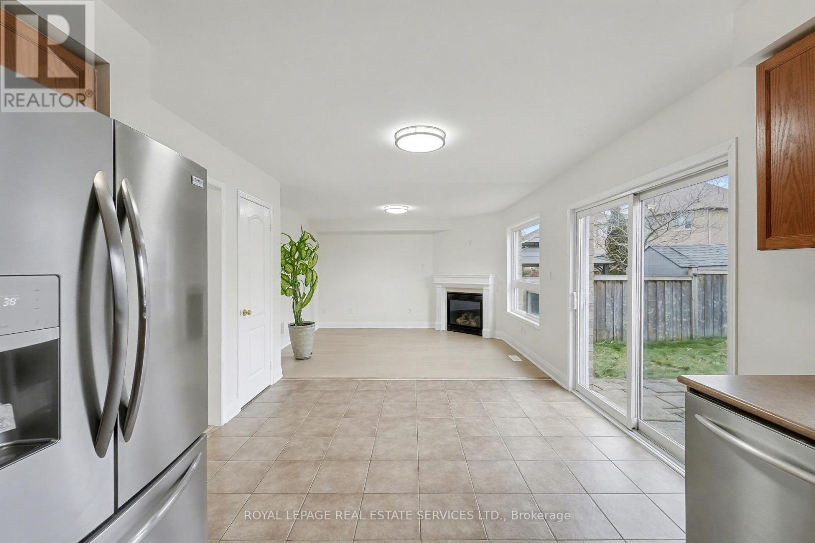 386 Reeves Way Boulevard, Whitchurch-Stouffville, ON - Indoor With Fireplace