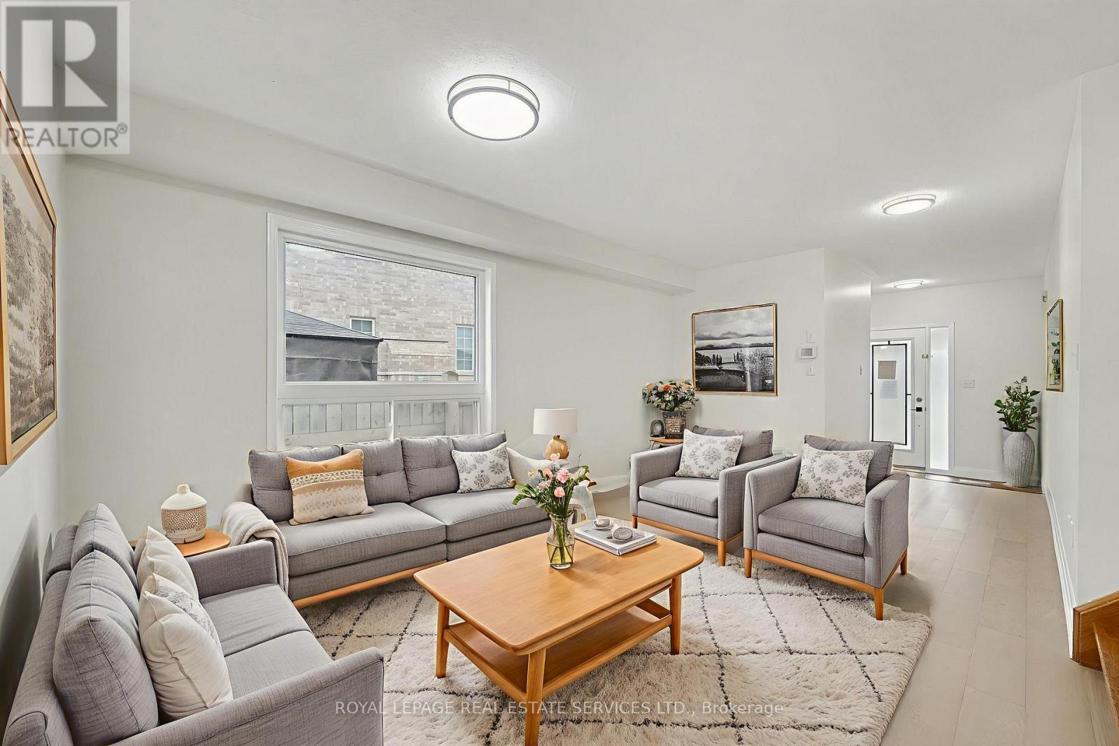 386 Reeves Way Boulevard, Whitchurch-Stouffville, ON - Indoor Photo Showing Living Room