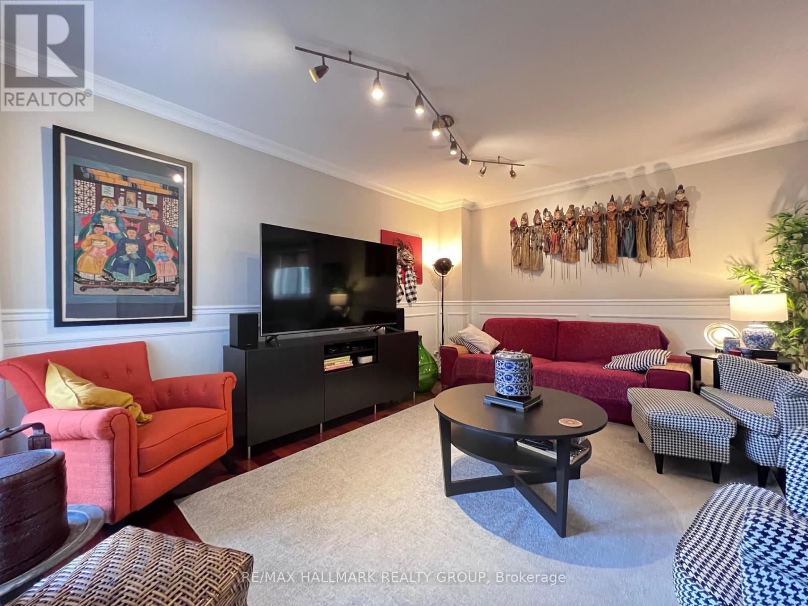 4 Cadence Gate, Ottawa, ON - Indoor Photo Showing Living Room