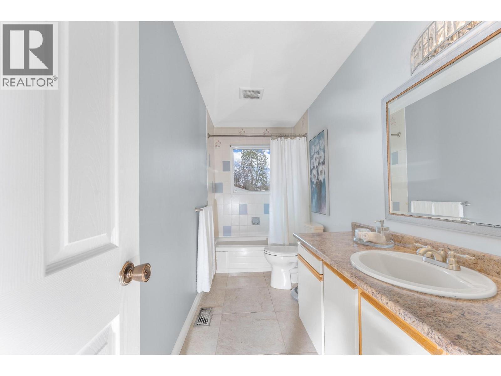 431 Upland Drive, Coldstream, BC - Indoor Photo Showing Bathroom