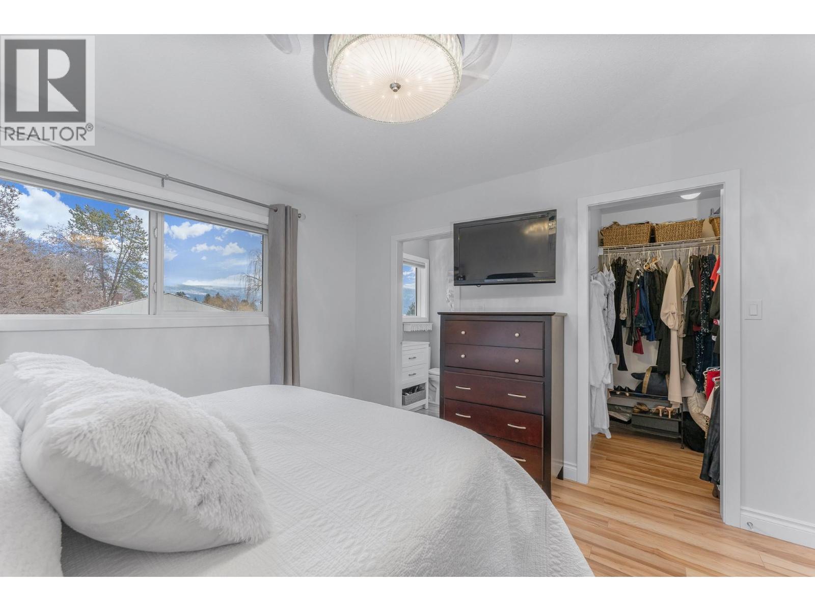 431 Upland Drive, Coldstream, BC - Indoor Photo Showing Bedroom