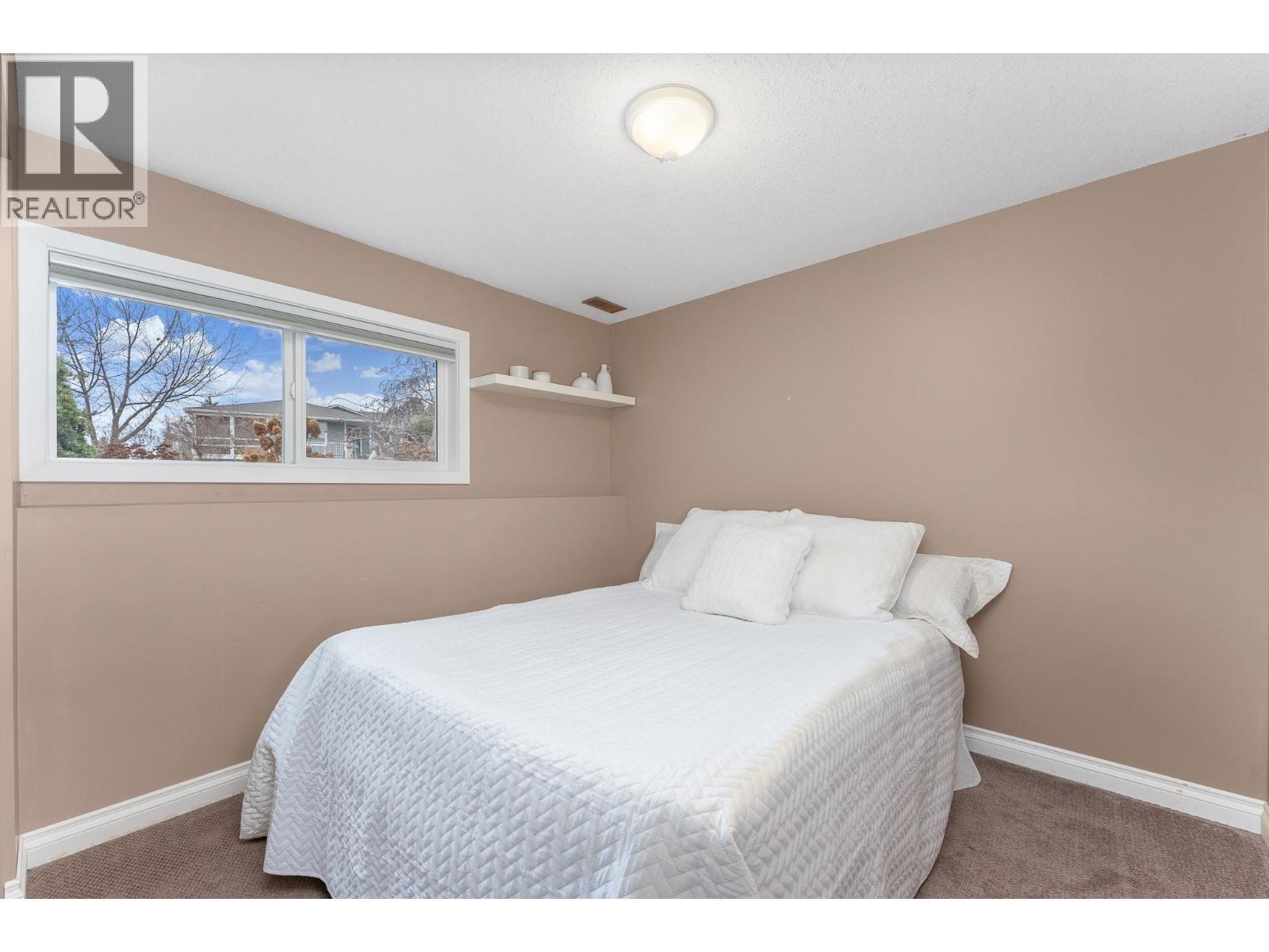 431 Upland Drive, Coldstream, BC - Indoor Photo Showing Bedroom