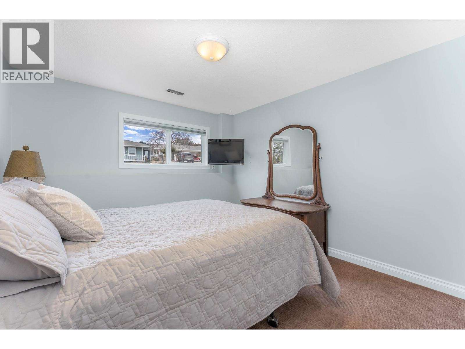 431 Upland Drive, Coldstream, BC - Indoor Photo Showing Bedroom