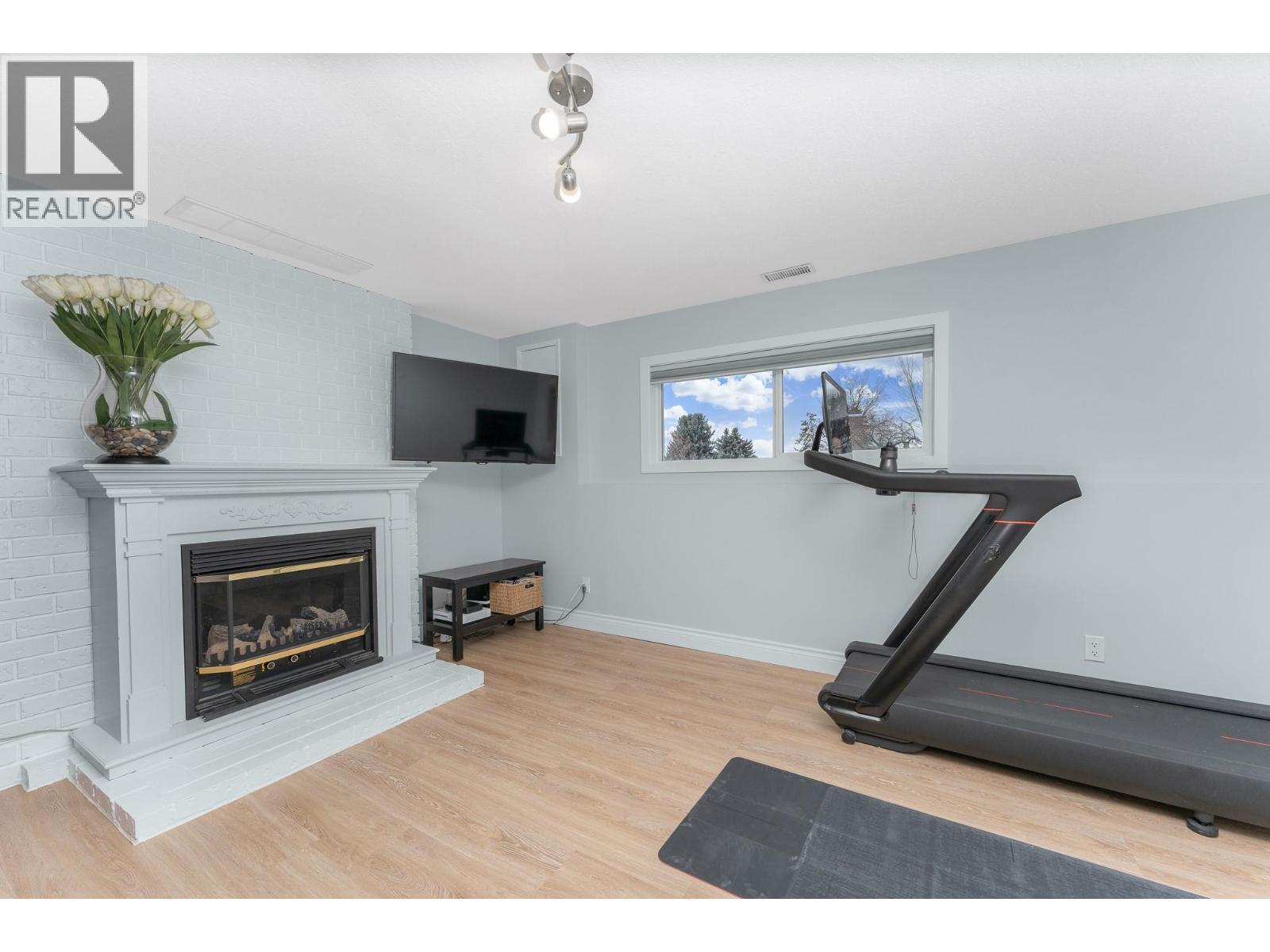 431 Upland Drive, Coldstream, BC - Indoor With Fireplace