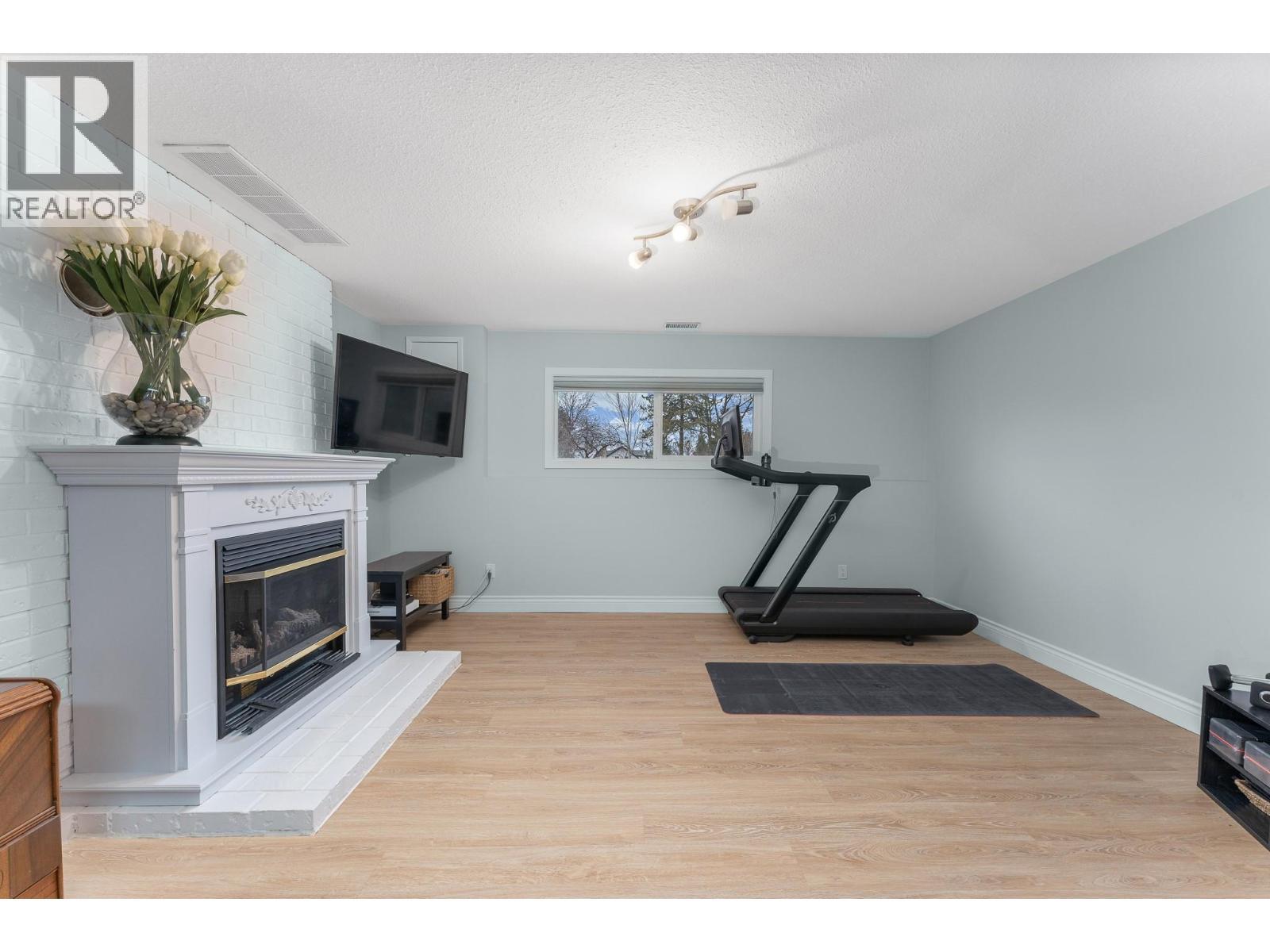 431 Upland Drive, Coldstream, BC - Indoor With Fireplace