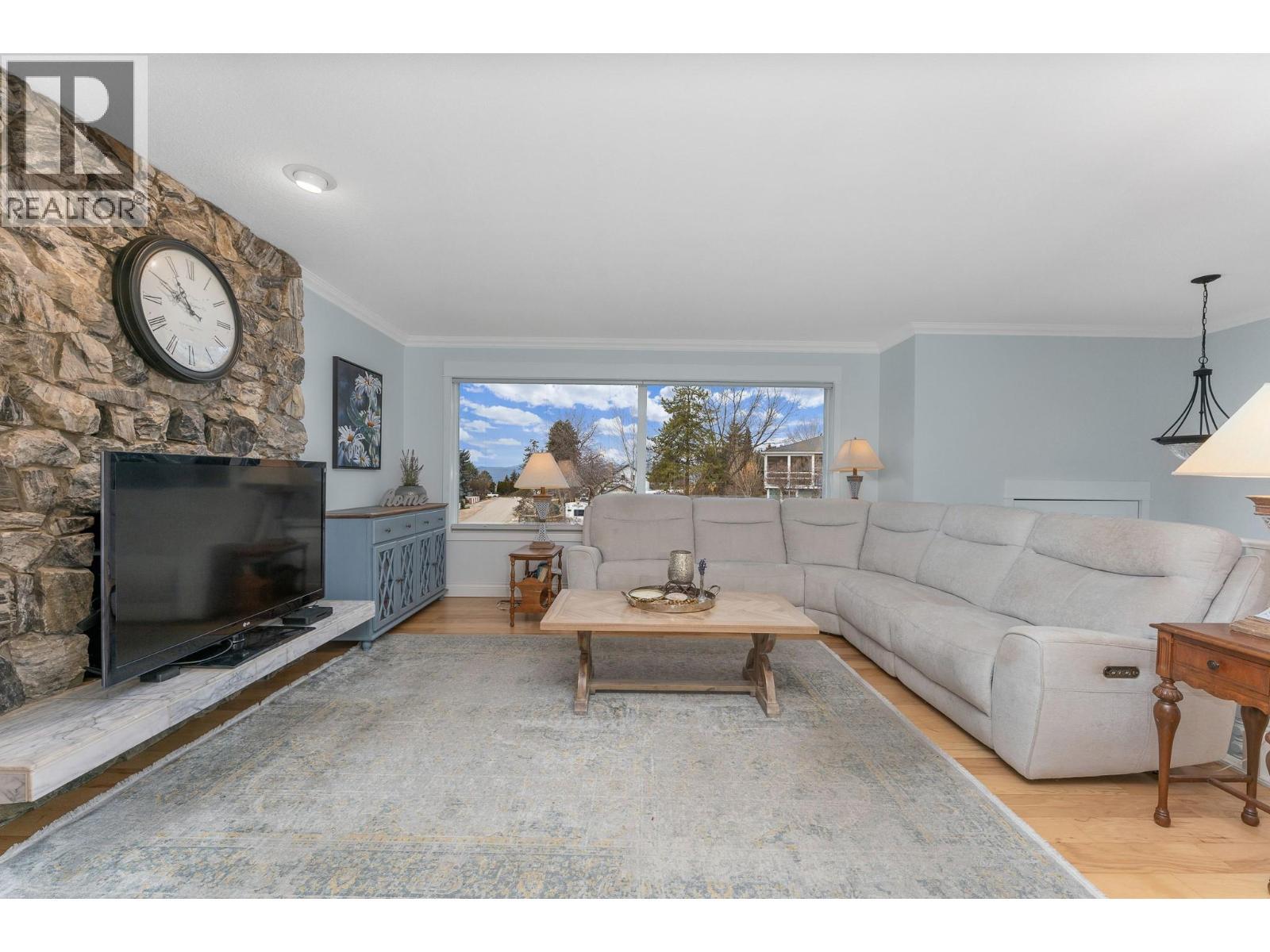 431 Upland Drive, Coldstream, BC - Indoor Photo Showing Living Room