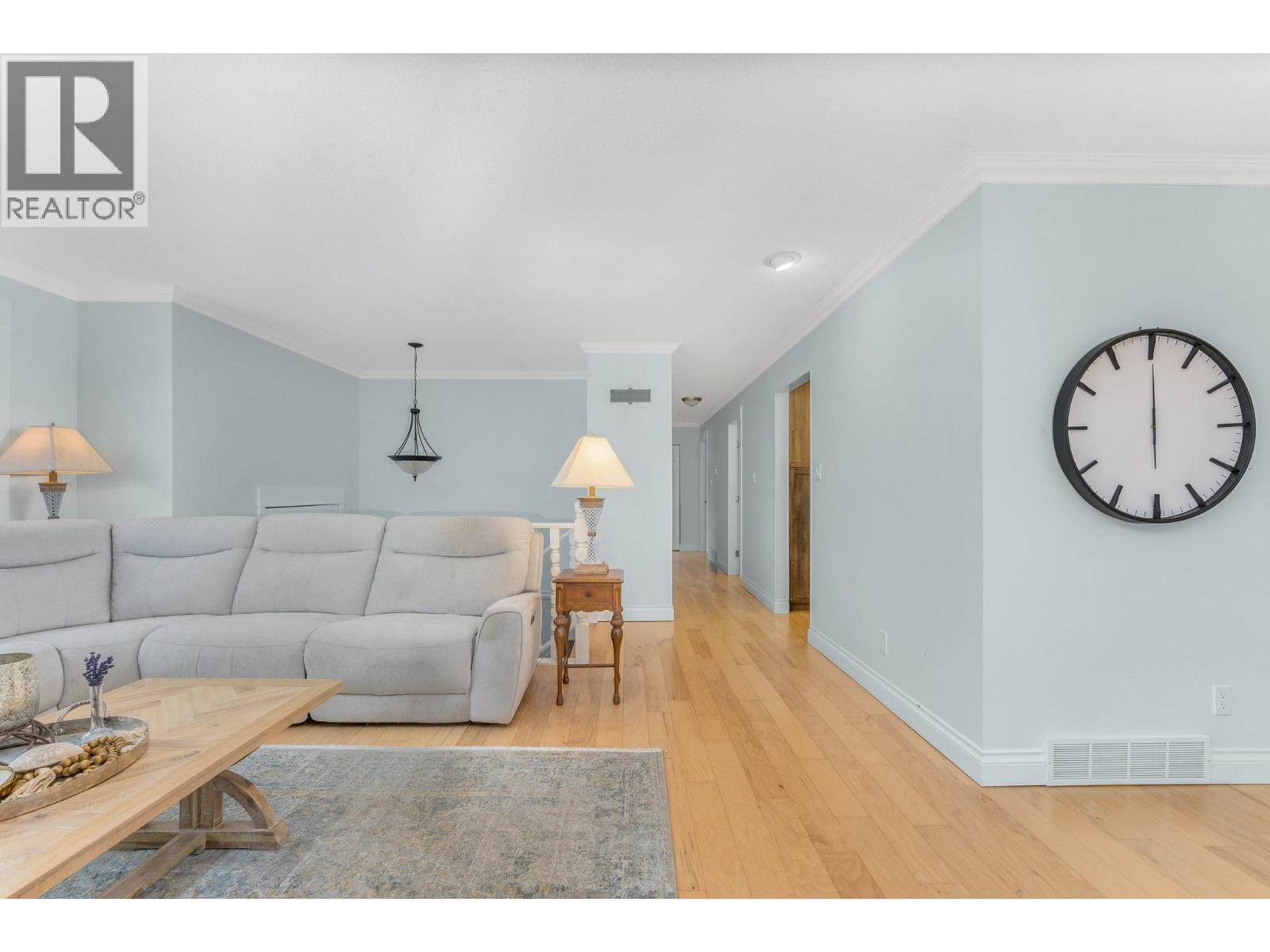 431 Upland Drive, Coldstream, BC - Indoor Photo Showing Living Room