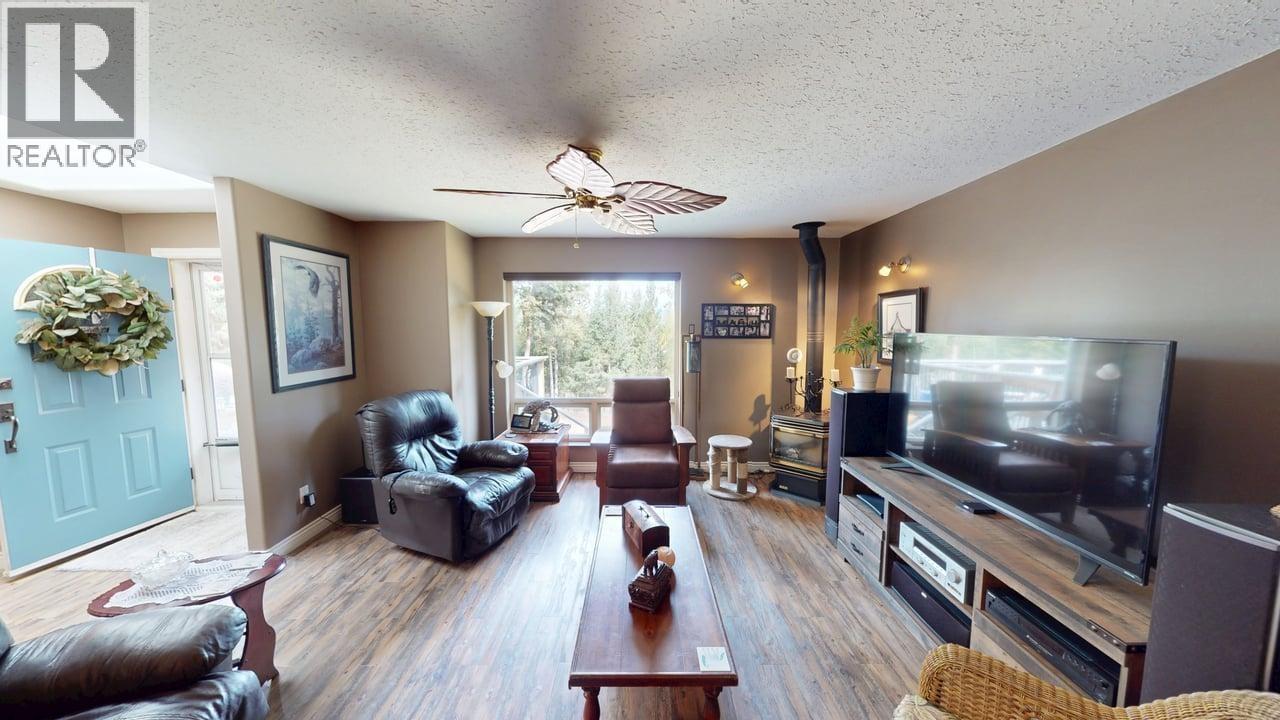 5270 Mackay Crescent, 108 Mile Ranch, BC - Indoor Photo Showing Living Room