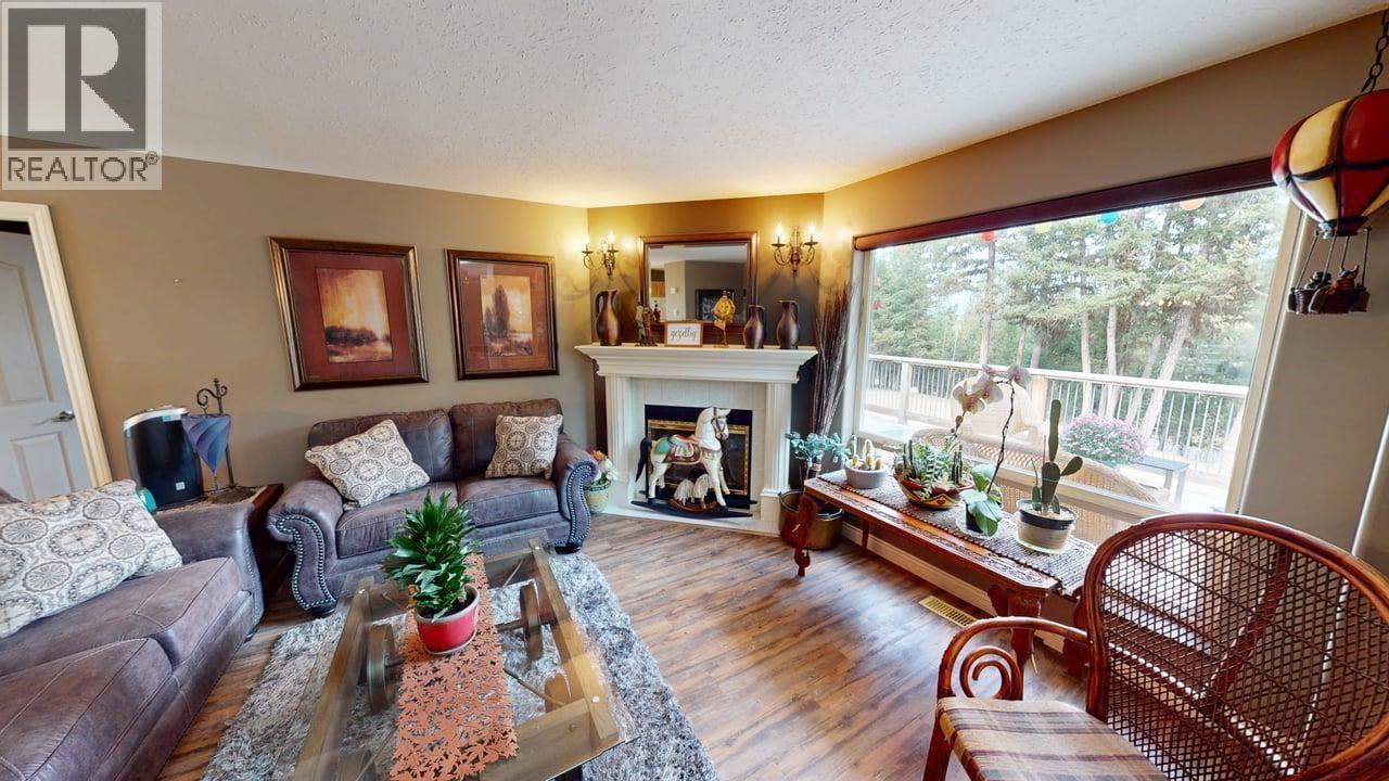 5270 Mackay Crescent, 108 Mile Ranch, BC - Indoor Photo Showing Living Room With Fireplace