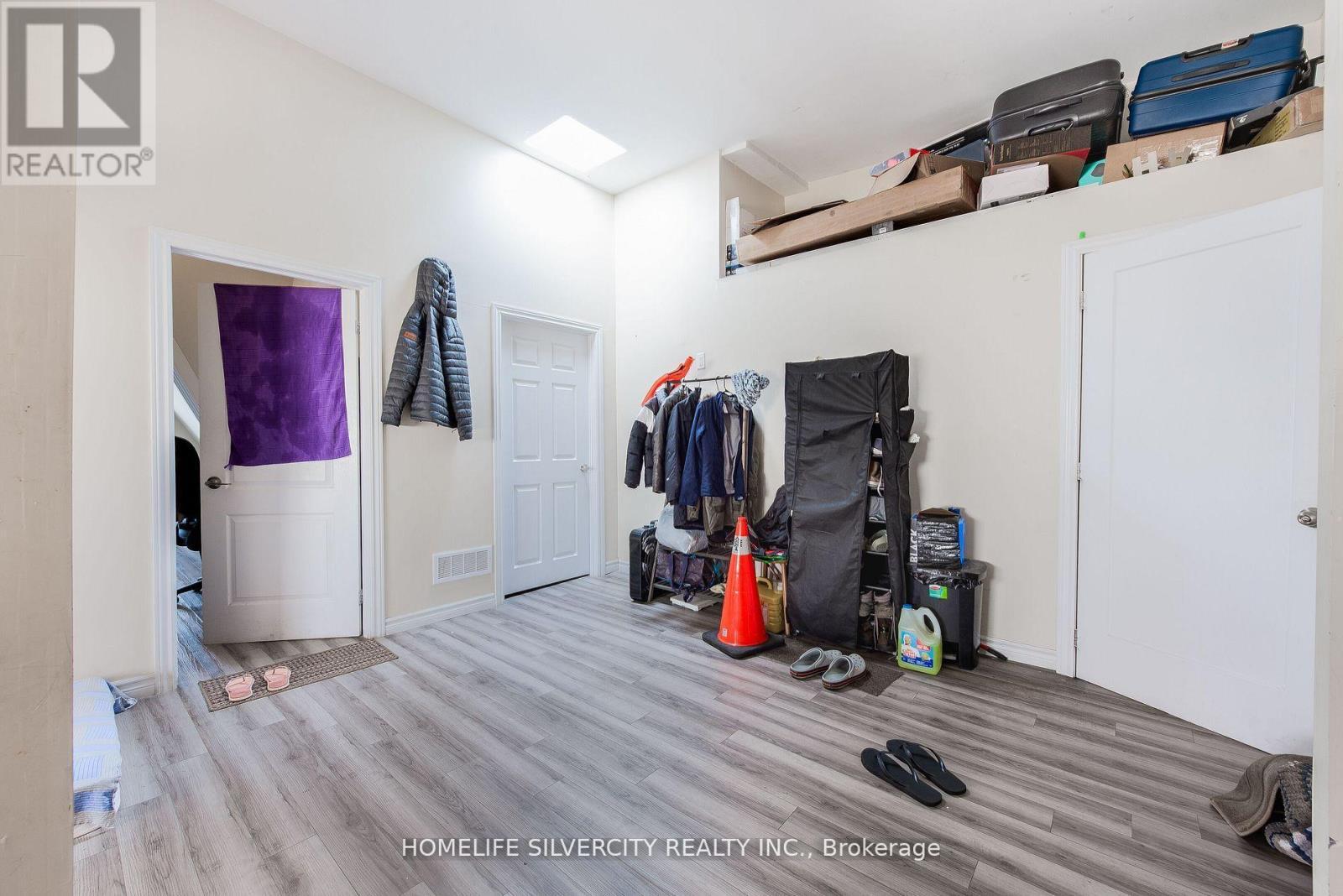 544 Dundas Street E, London East, ON - Indoor