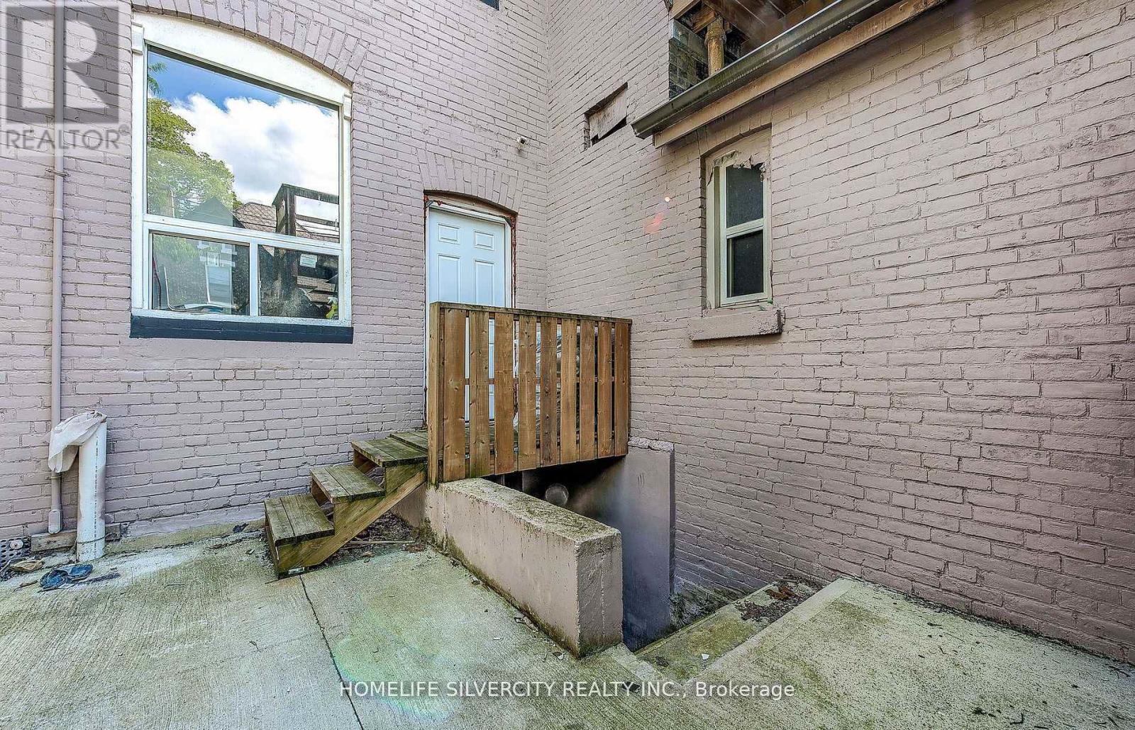 544 Dundas Street E, London East, ON - Outdoor With Exterior