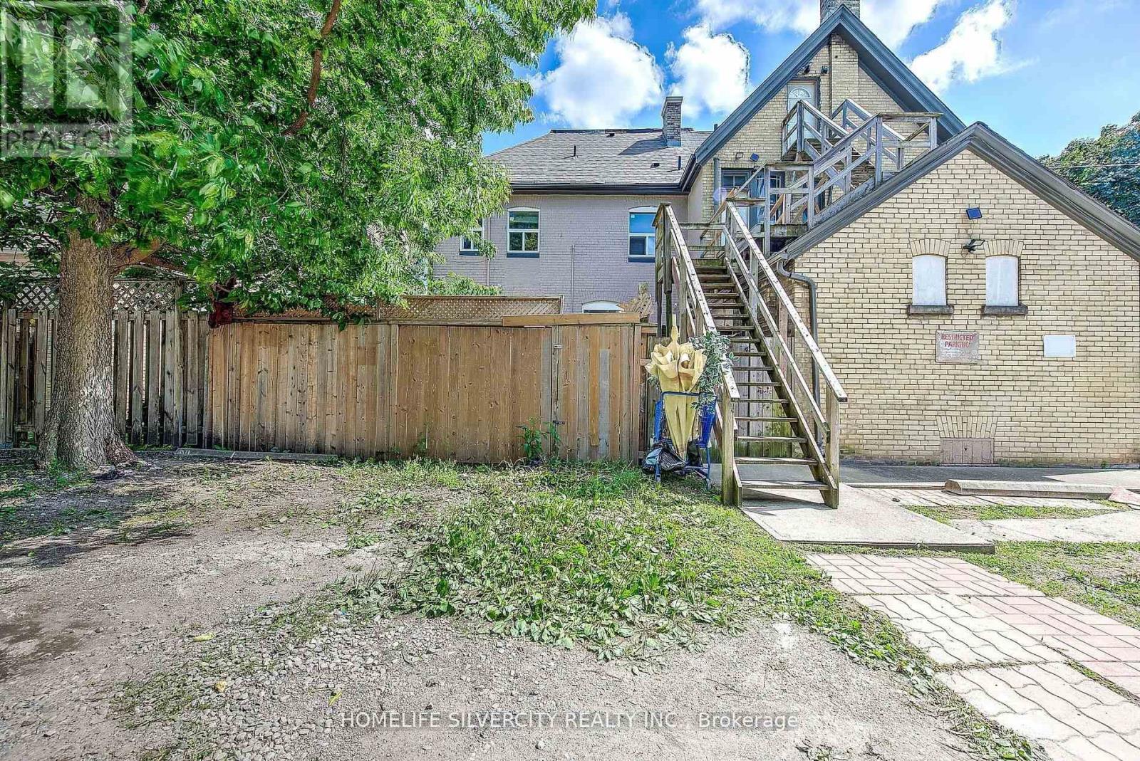 544 Dundas Street E, London East, ON - Outdoor