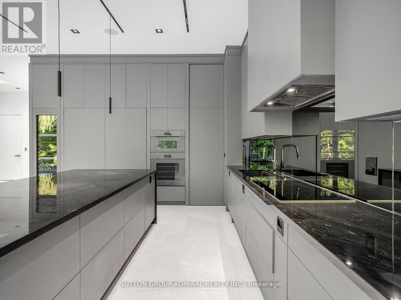 157 Old Forest Hill Road, Toronto, ON - Indoor Photo Showing Kitchen With Upgraded Kitchen
