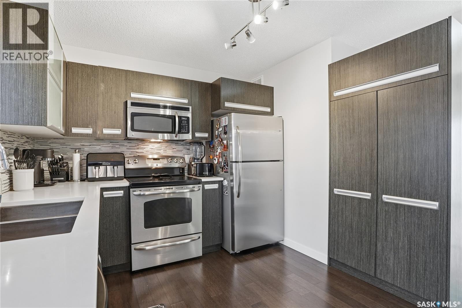 175 135 Ashworth Crescent, Saskatoon, SK - Indoor Photo Showing Kitchen With Double Sink