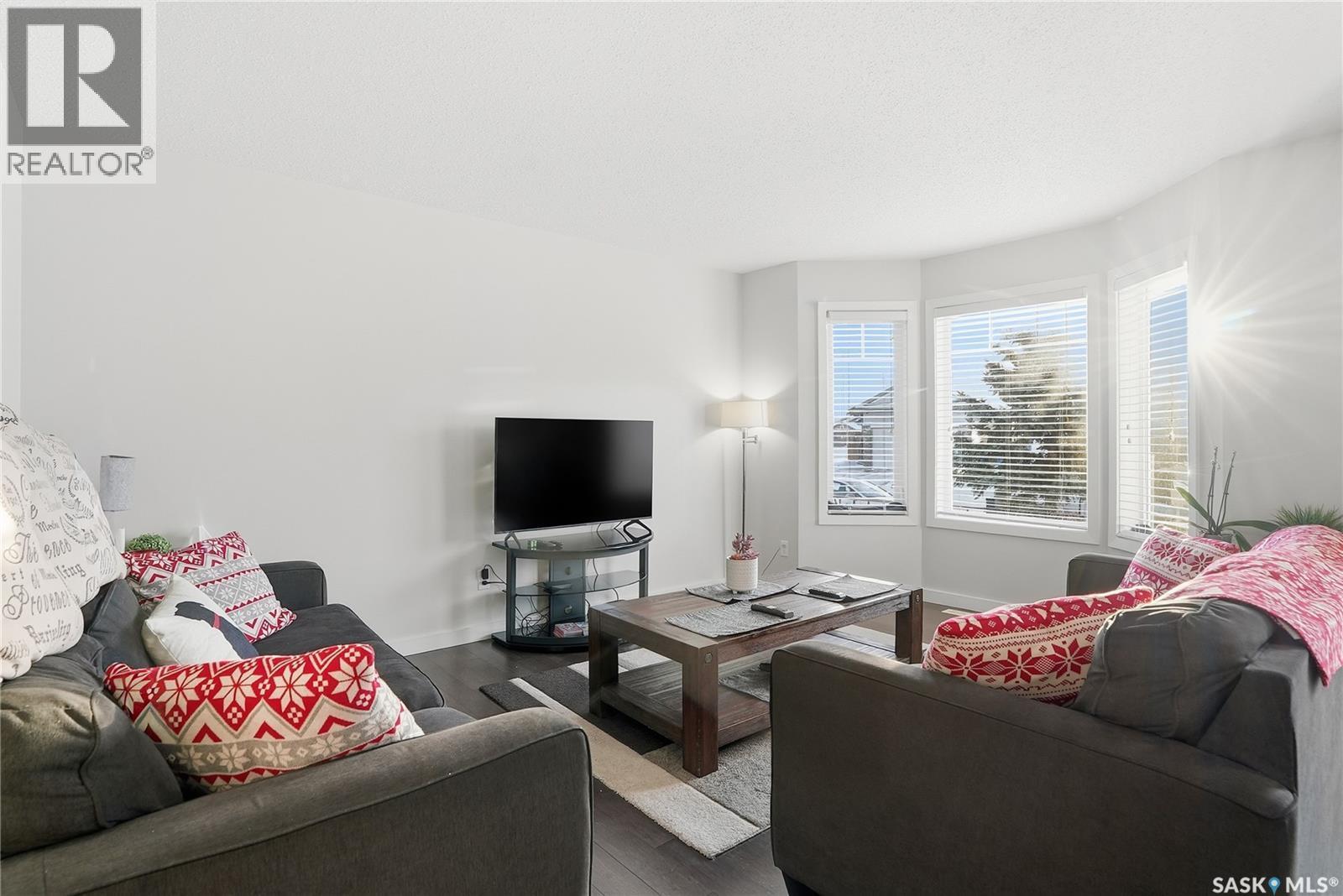 175 135 Ashworth Crescent, Saskatoon, SK - Indoor Photo Showing Living Room