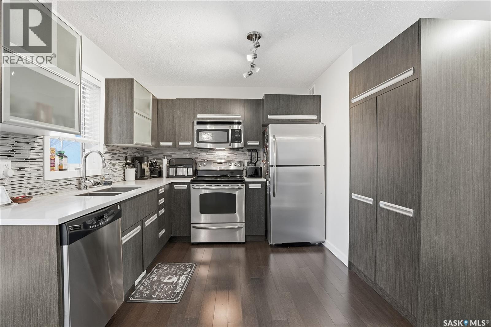 175 135 Ashworth Crescent, Saskatoon, SK - Indoor Photo Showing Kitchen With Double Sink