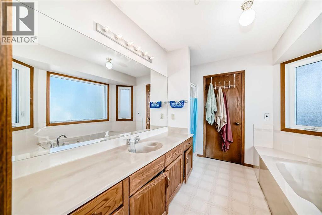 78 Sandringham Way Nw, Calgary, AB - Indoor Photo Showing Bathroom