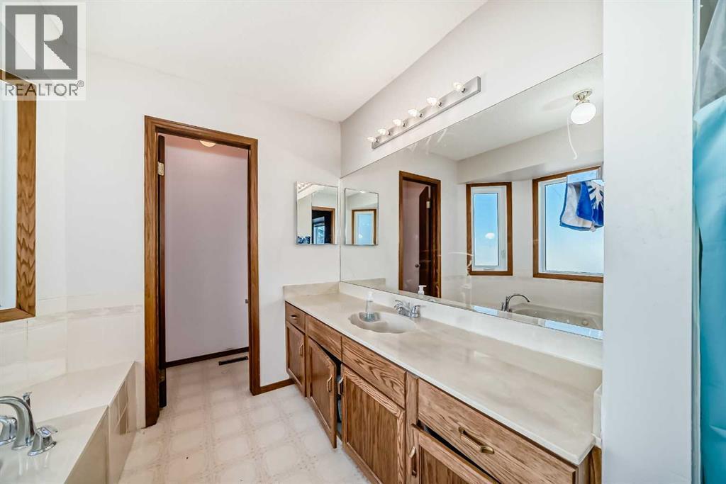 78 Sandringham Way Nw, Calgary, AB - Indoor Photo Showing Bathroom