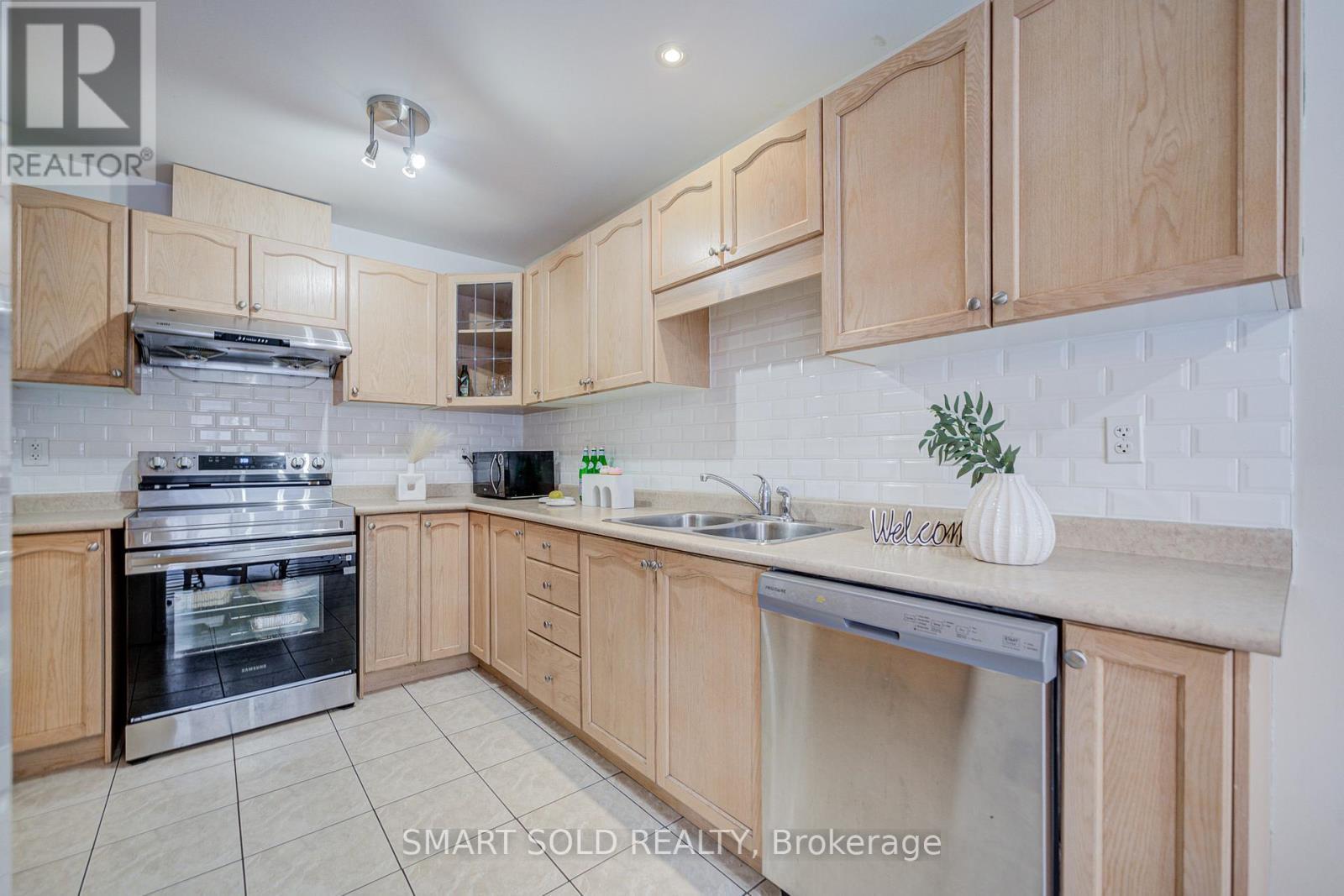 16 Lealinds Road, Vaughan, ON - Indoor Photo Showing Kitchen With Double Sink