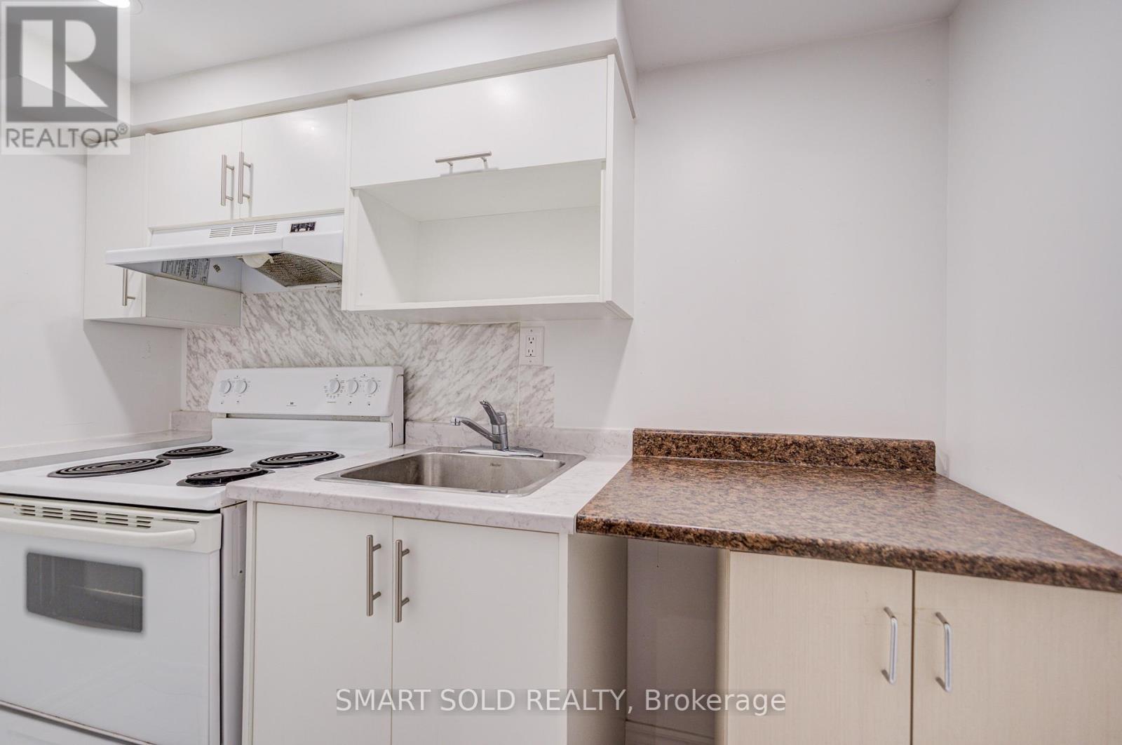16 Lealinds Road, Vaughan, ON - Indoor Photo Showing Kitchen