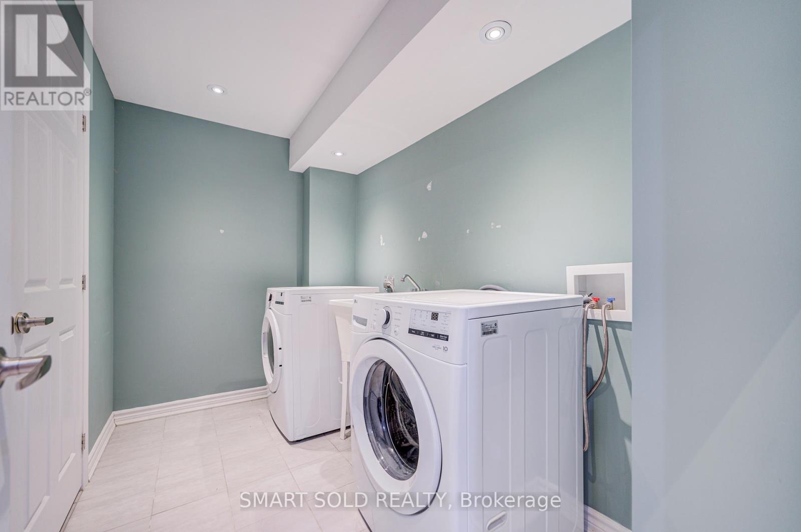 16 Lealinds Road, Vaughan, ON - Indoor Photo Showing Laundry Room