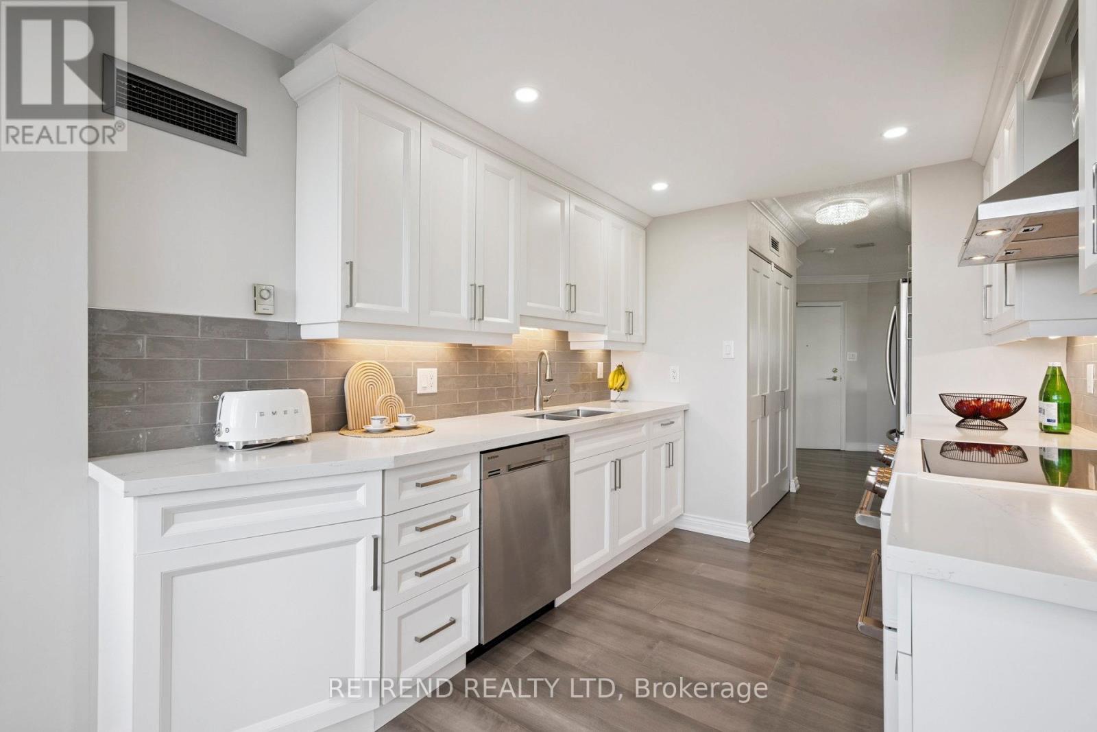 826 - 32 Clarissa Drive, Richmond Hill, ON - Indoor Photo Showing Kitchen With Upgraded Kitchen