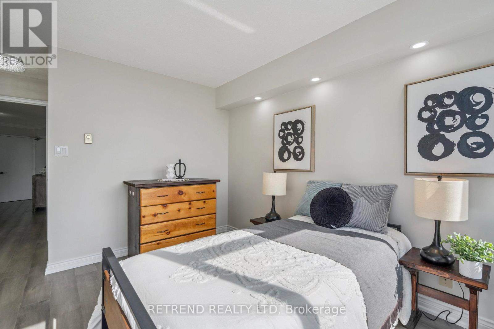 826 - 32 Clarissa Drive, Richmond Hill, ON - Indoor Photo Showing Bedroom