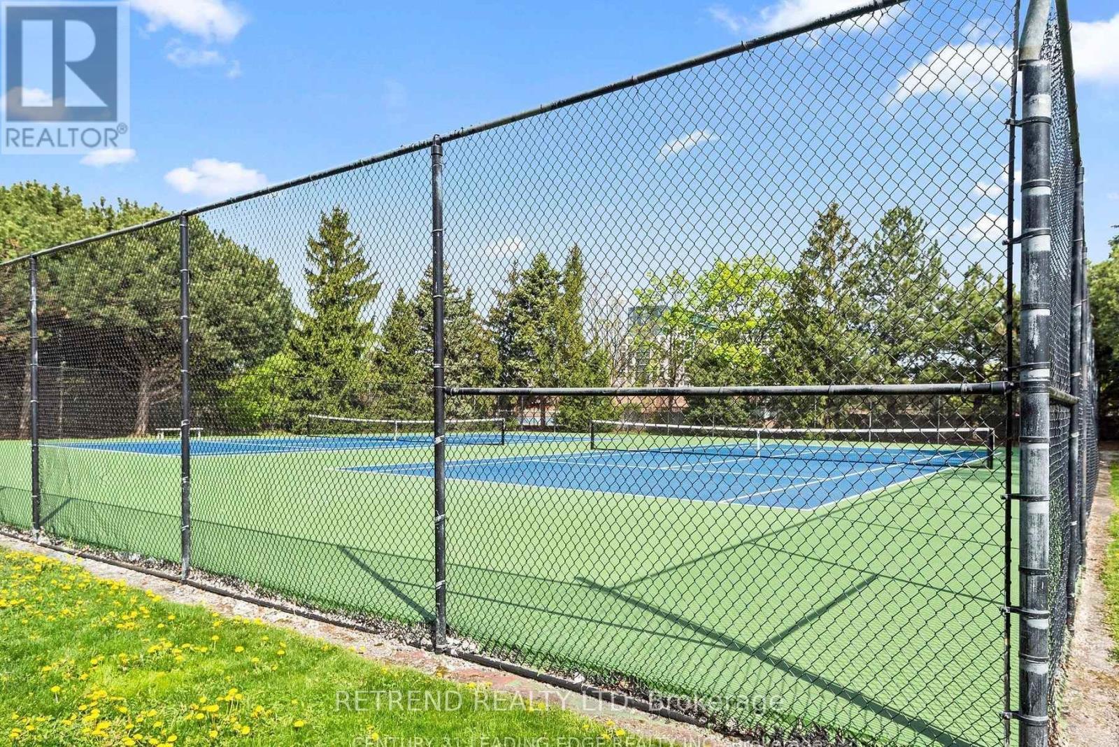 826 - 32 Clarissa Drive, Richmond Hill, ON - Outdoor