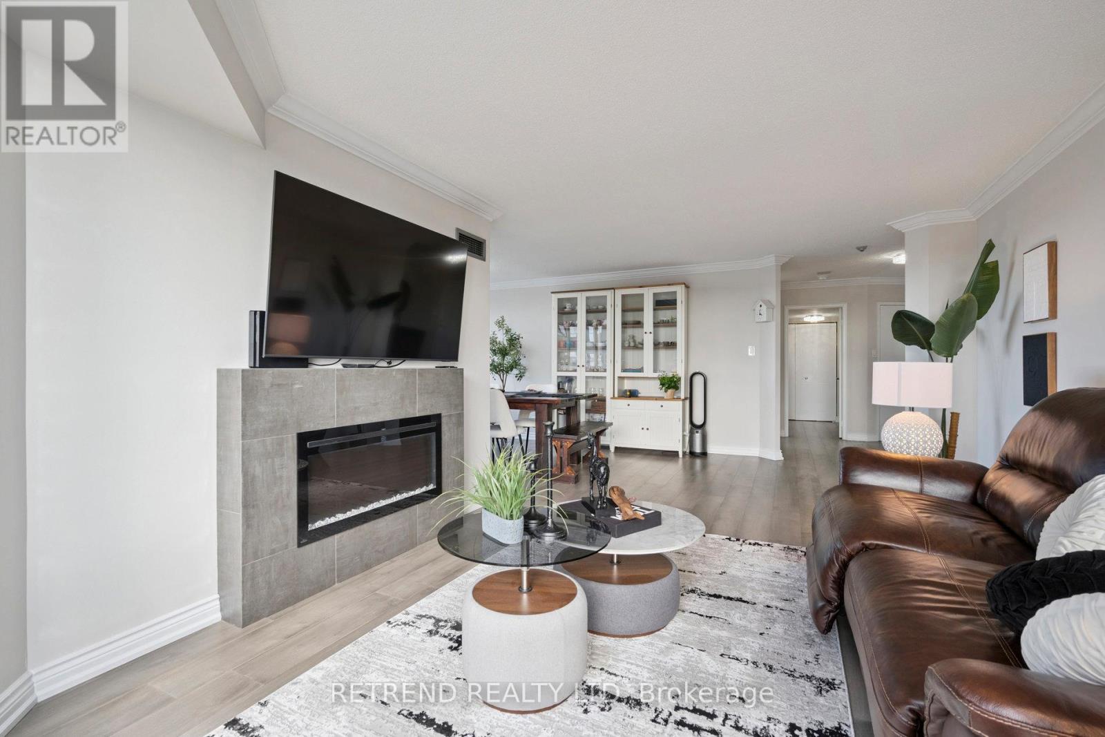 826 - 32 Clarissa Drive, Richmond Hill, ON - Indoor Photo Showing Living Room With Fireplace