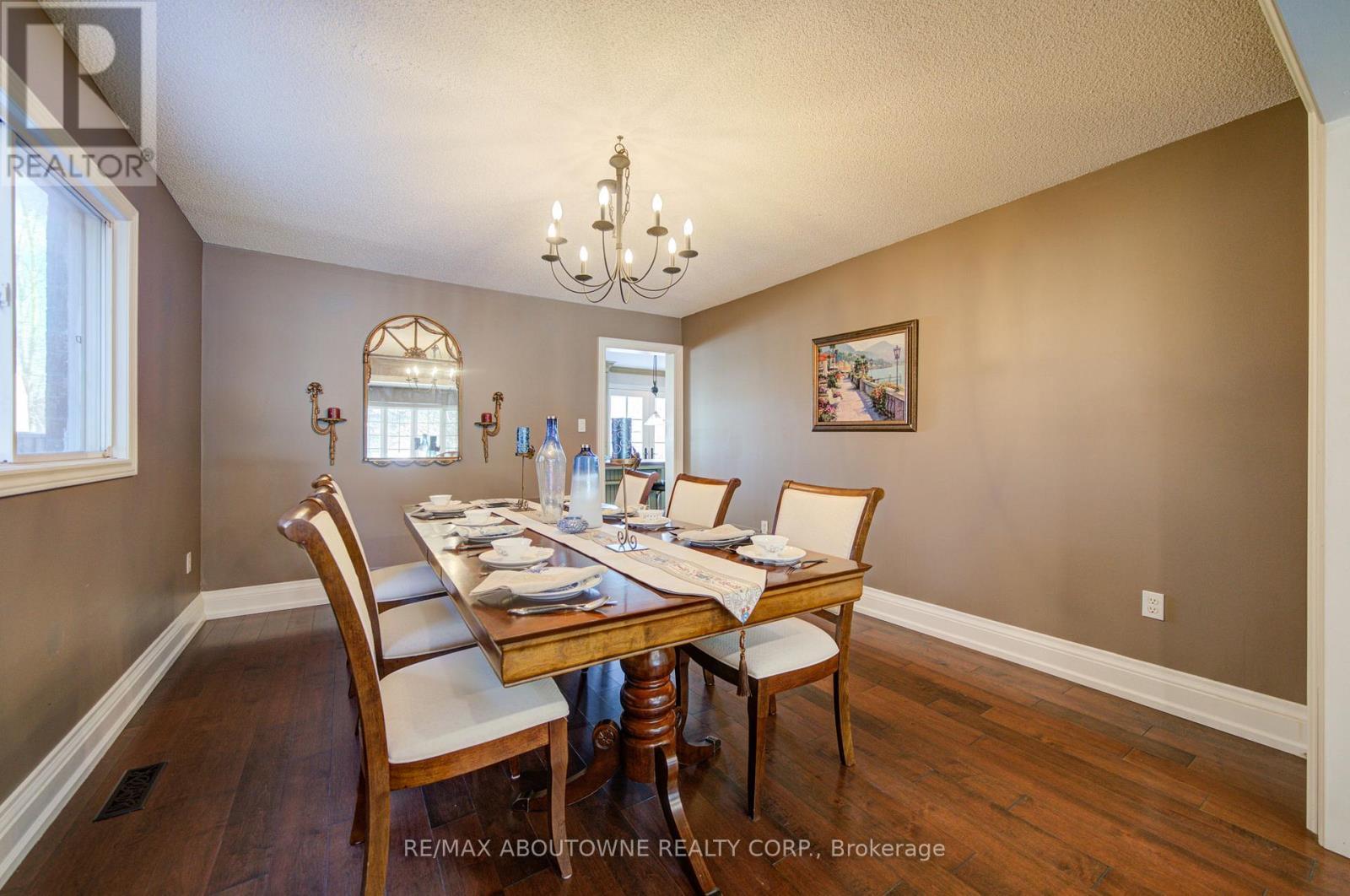 2193 Meadowland Drive, Oakville, ON - Indoor Photo Showing Dining Room
