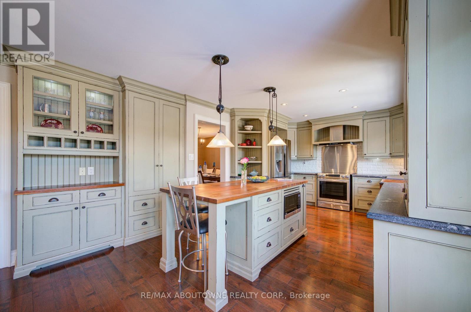 2193 Meadowland Drive, Oakville, ON - Indoor Photo Showing Kitchen