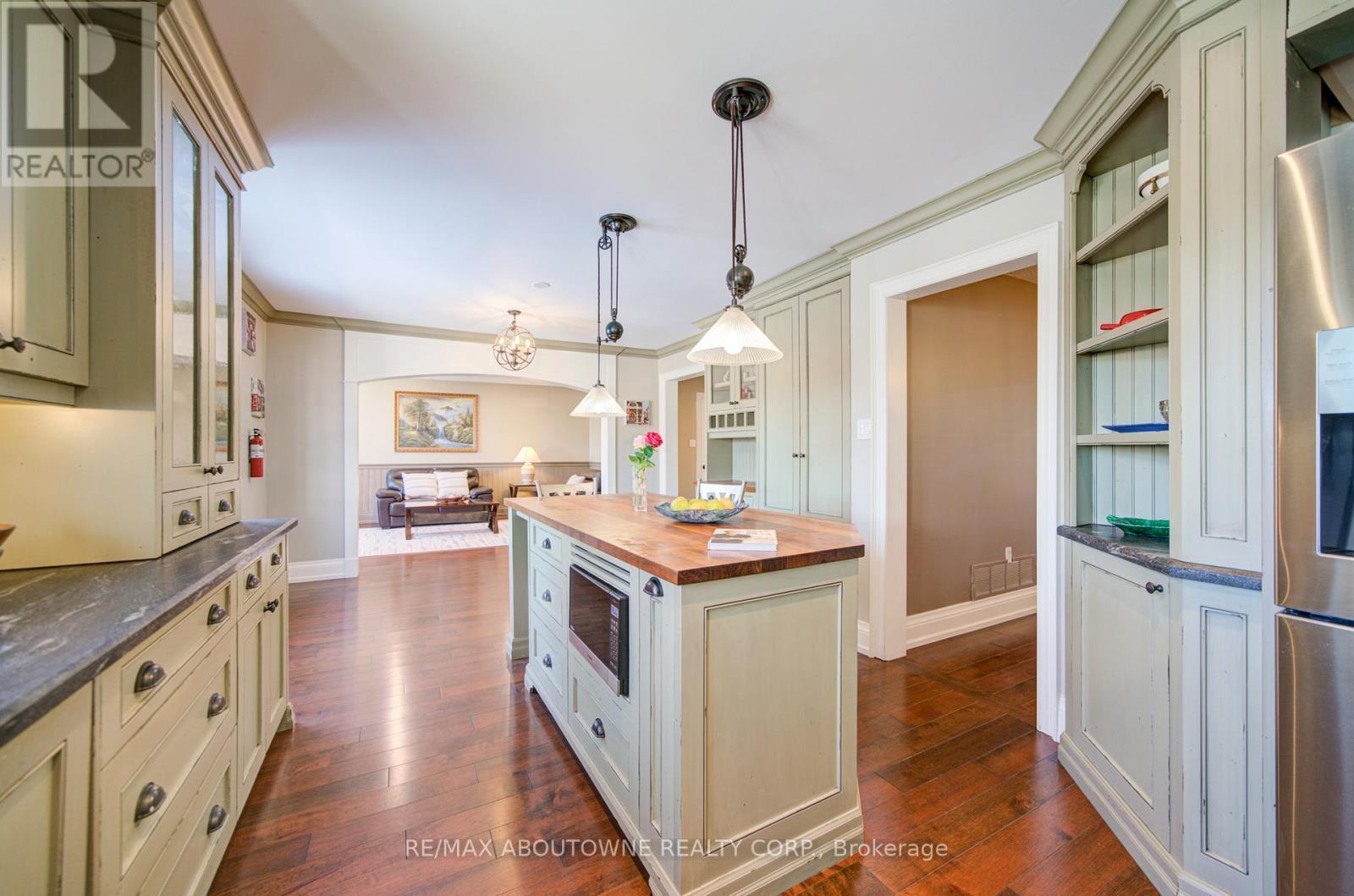 2193 Meadowland Drive, Oakville, ON - Indoor Photo Showing Kitchen