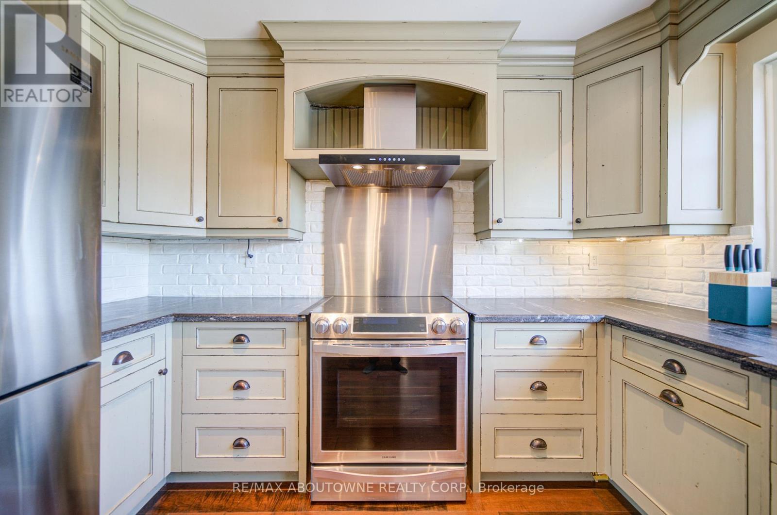 2193 Meadowland Drive, Oakville, ON - Indoor Photo Showing Kitchen