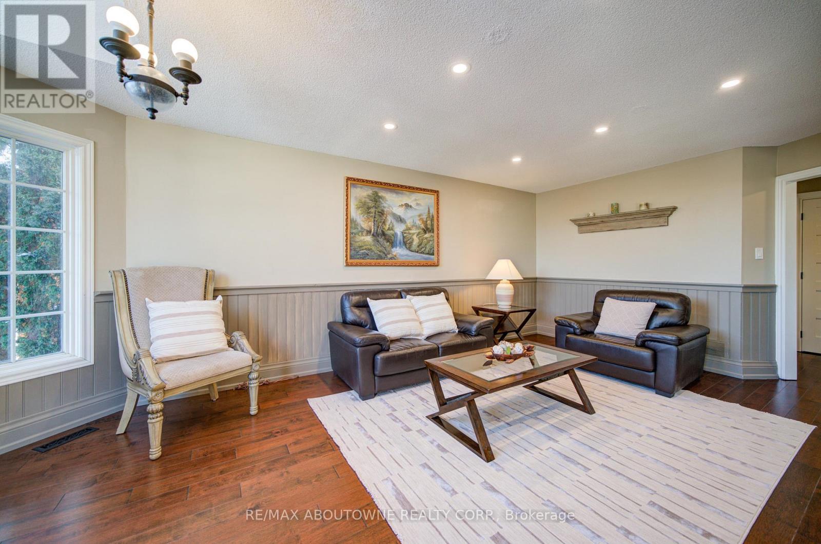 2193 Meadowland Drive, Oakville, ON - Indoor Photo Showing Living Room