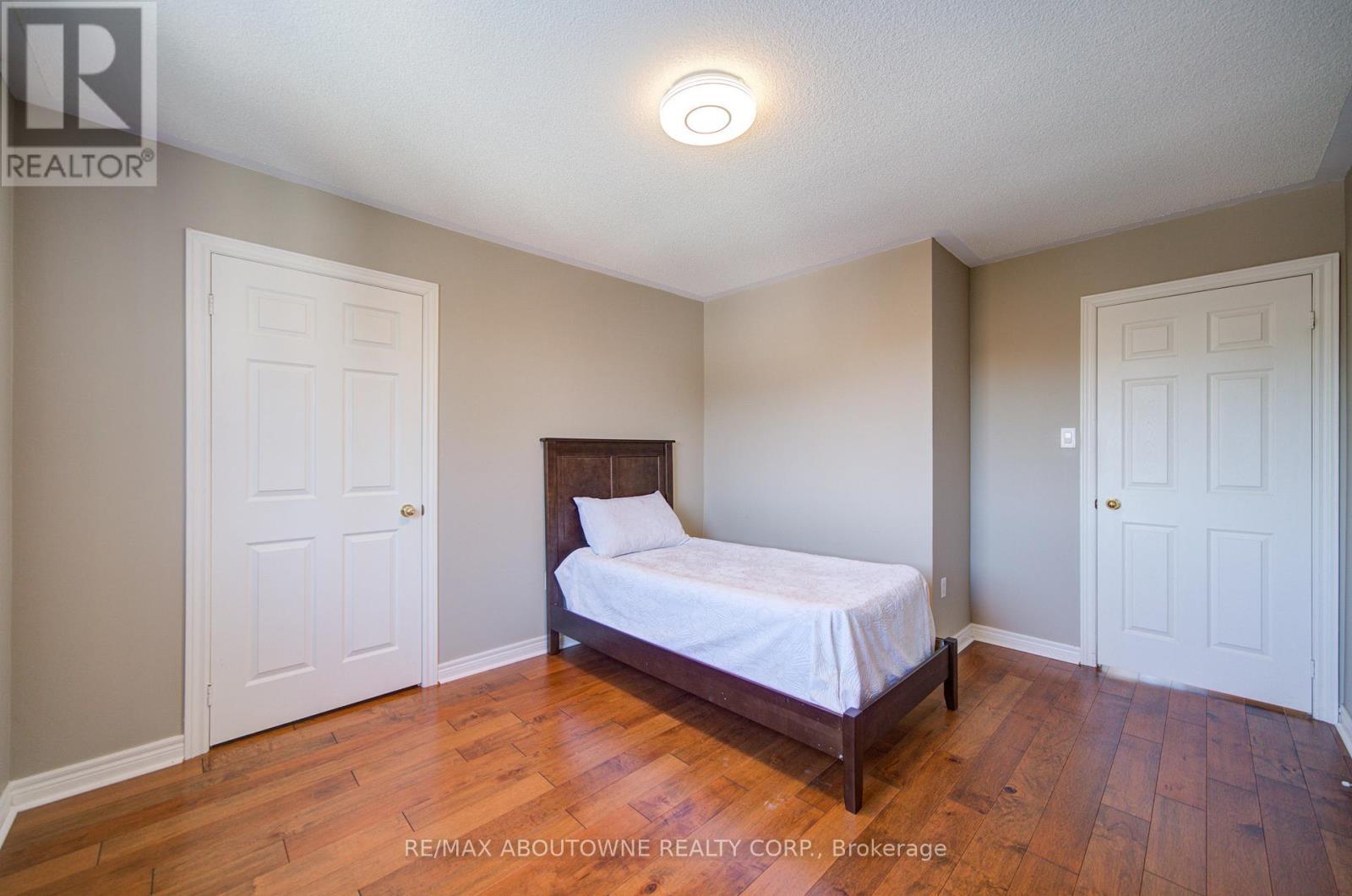 2193 Meadowland Drive, Oakville, ON - Indoor Photo Showing Bedroom
