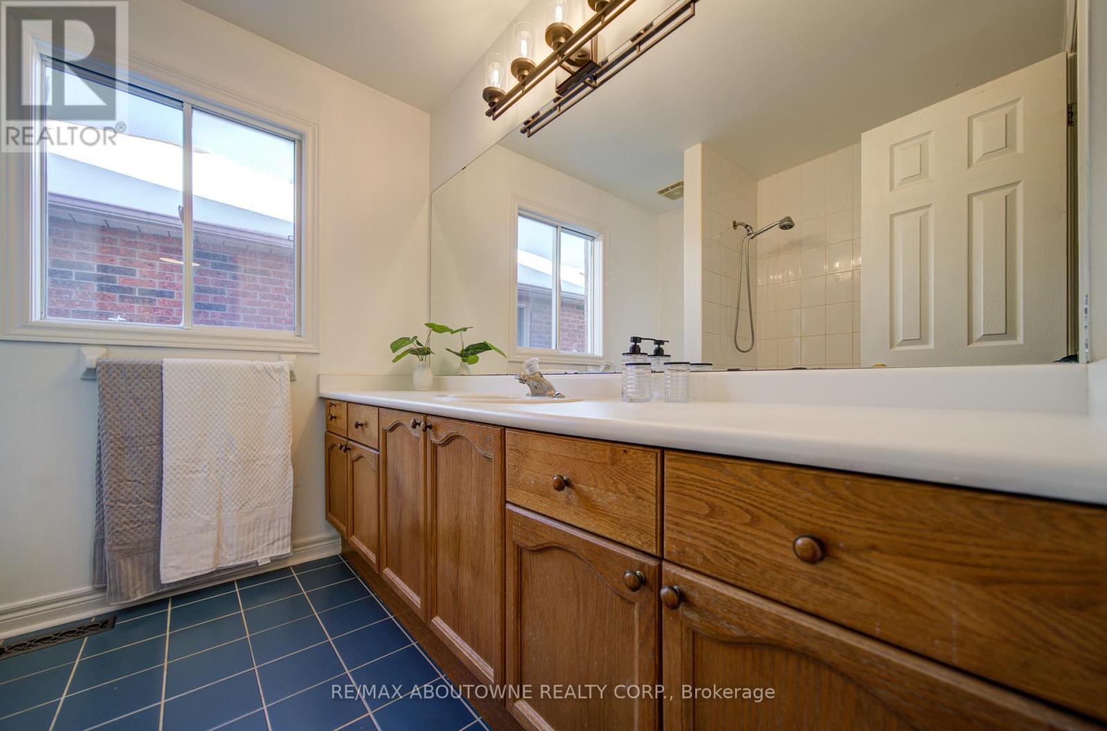 2193 Meadowland Drive, Oakville, ON - Indoor Photo Showing Bathroom