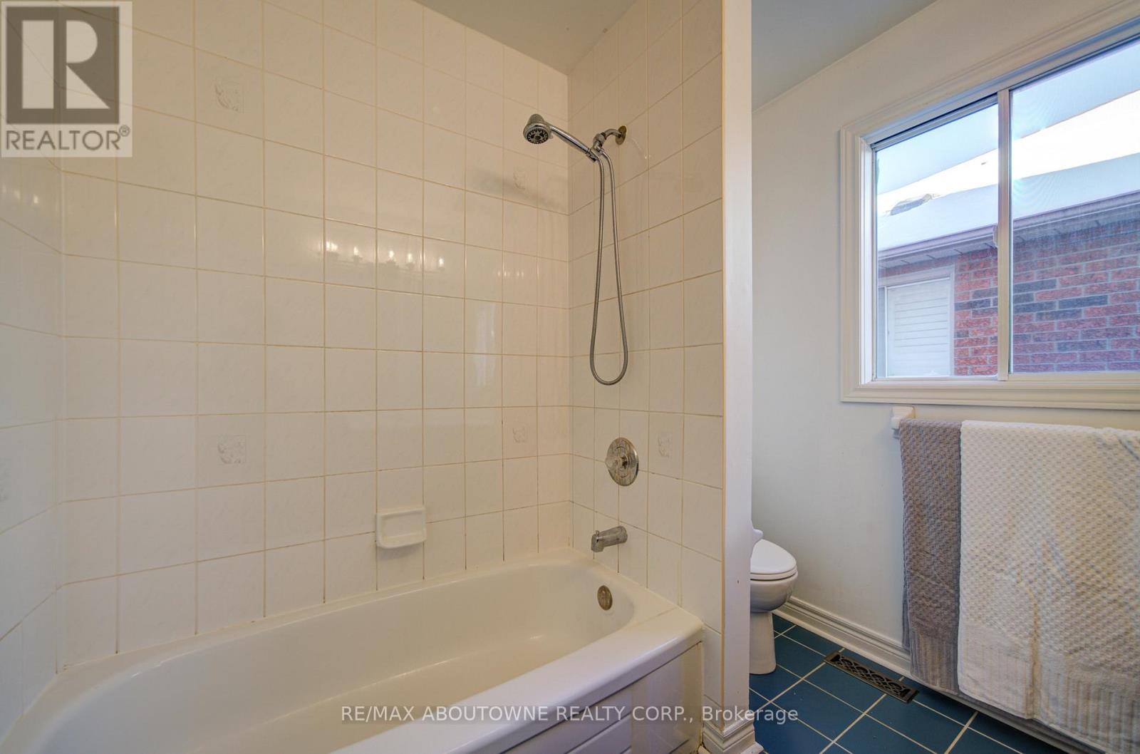 2193 Meadowland Drive, Oakville, ON - Indoor Photo Showing Bathroom