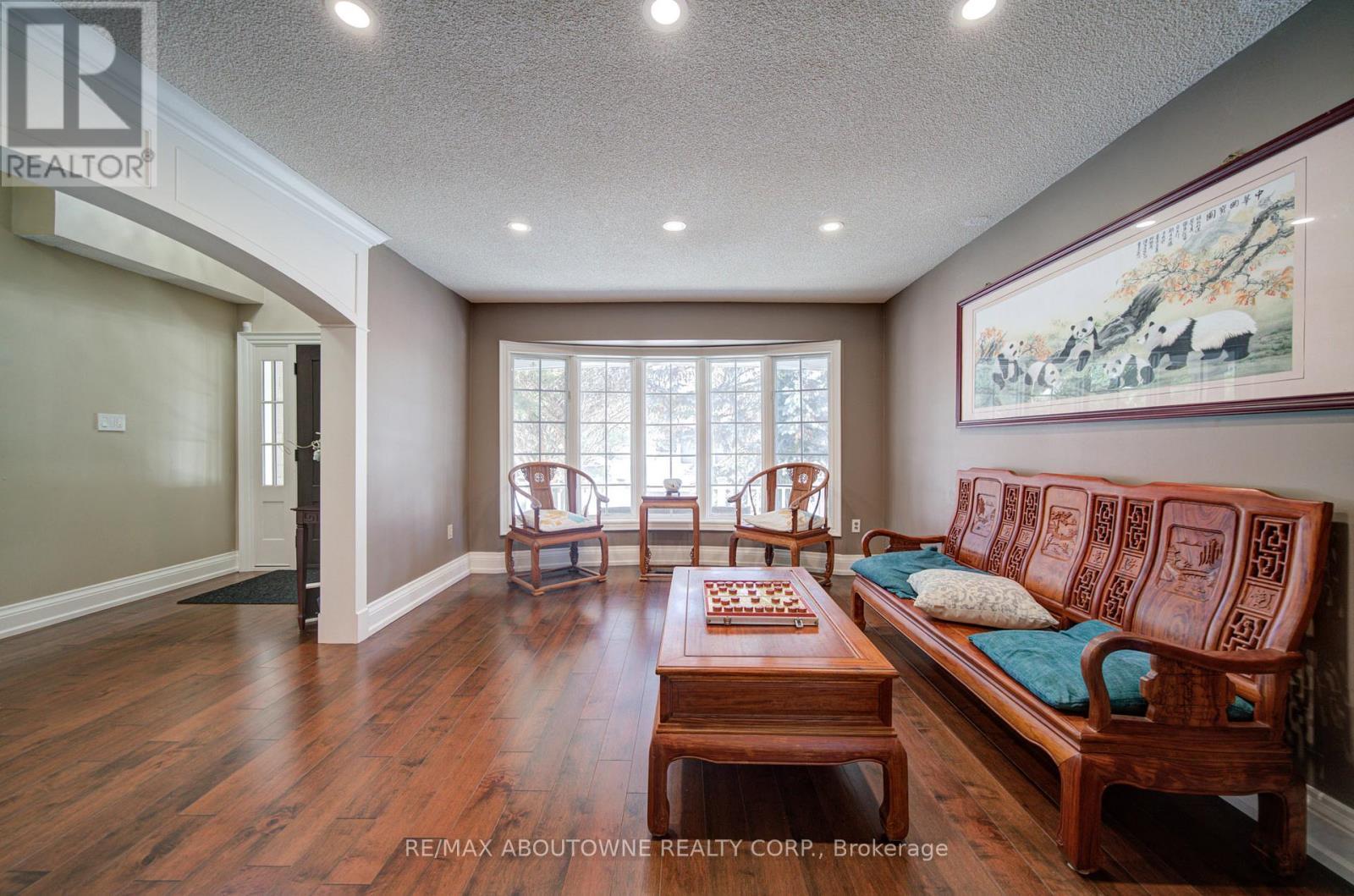 2193 Meadowland Drive, Oakville, ON - Indoor Photo Showing Living Room