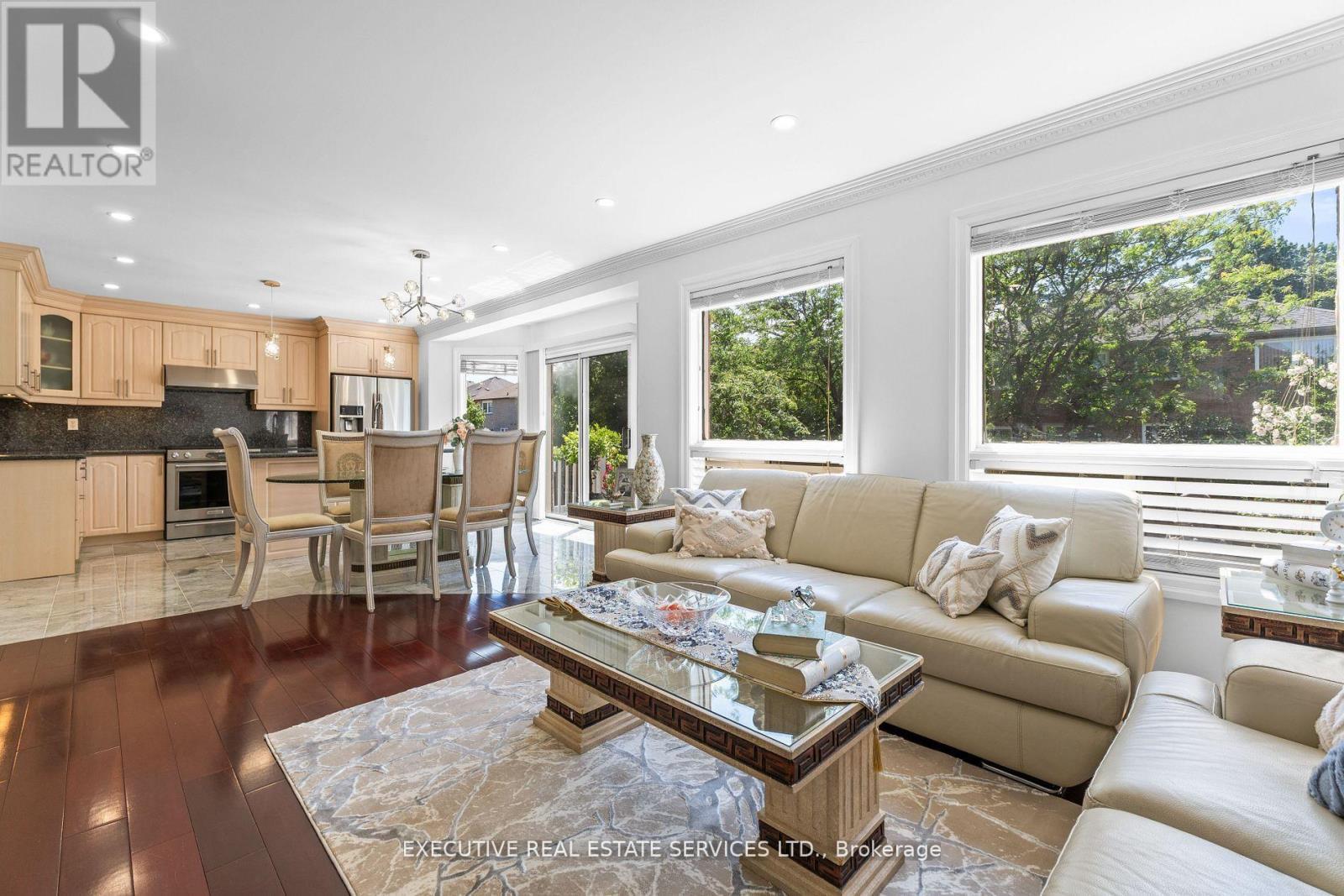 7090 Terragar Boulevard, Mississauga, ON - Indoor Photo Showing Living Room