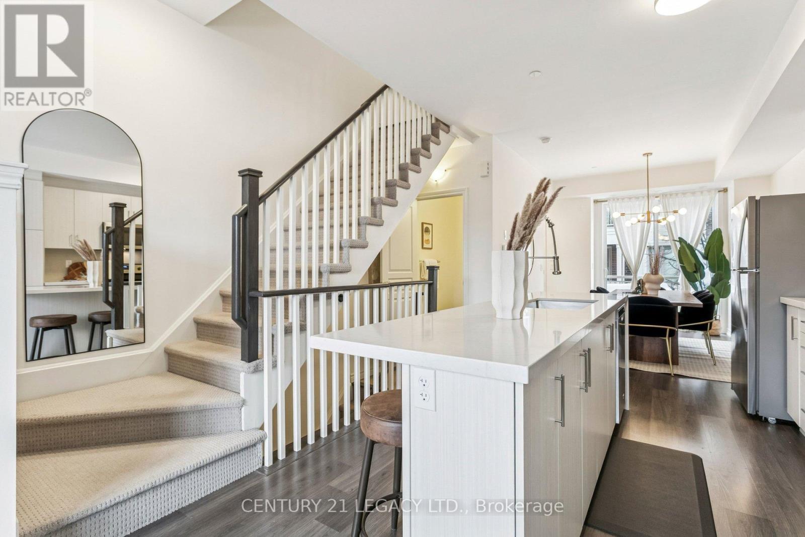 Flowing layout - 2 - 80 Eastwood Park Gardens, Toronto, ON - Indoor