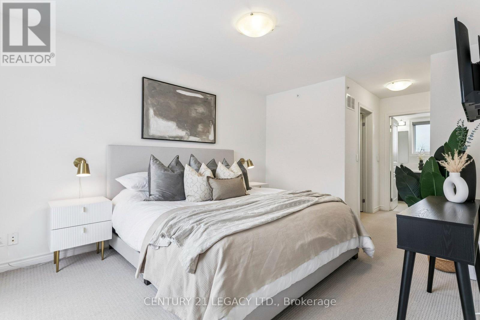 2 - 80 Eastwood Park Gardens, Toronto, ON - Indoor Photo Showing Bedroom